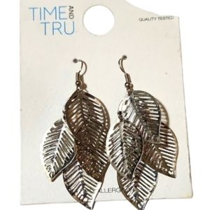 New silvertoned dangle leaf earrings 6.00 bundled